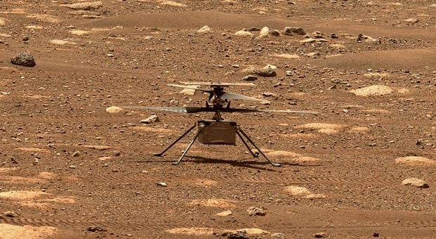 Marte, il drone Ingenuity immortala il Pianeta Rosso in tre foto. Ed appare il rover Perseverance