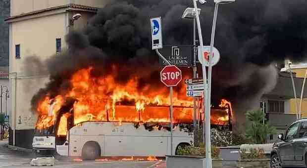 L'autobus che trasportava i tifosi casertani incendiato a seguito del lancio di un fumogeno