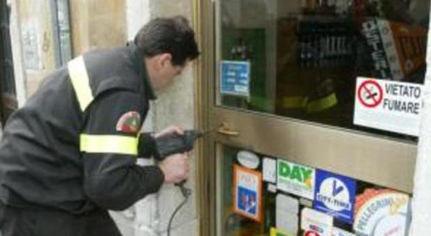 Farsi aprire la porta dai pompieri? Da oggi costerà almeno 300 euro