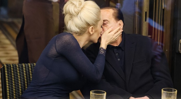 Silvio Berlusconi, bacio appassionato da Cracco in Galleria: la merenda con la fidanzata Marta Fascina e i nipoti
