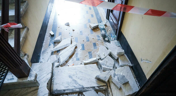 Crollano le scale del palazzo: 13enne precipita nel vuoto
