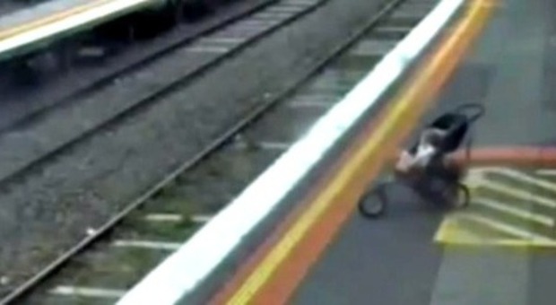 Passeggino sui binari mentre mamma è distratta: bimba di 18 mesi muore investita dal treno