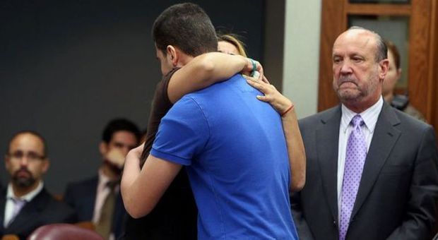 La mamma abbraccia il killer di sua figlia in tribunale. Il motivo è commovente | Foto