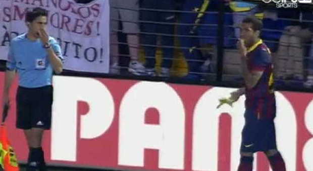 Razzismo, Dani Alves perdona il tifoso che gli lanciò la banana | Video