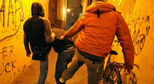 Firenze, è caccia alla gang che ha aggredito due ragazzi a colpi di cintura