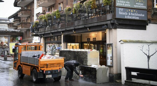 Svizzera, murato il ristorante No vax: «Ora sanno a cosa vanno incontro»