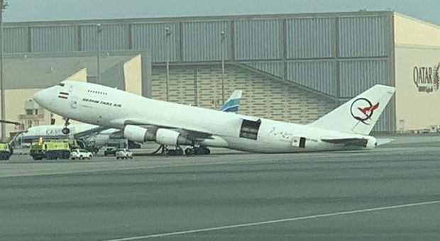 Boeing 747 cargo si impenna all'aeroporto di Doha e resta appoggiato sulla coda