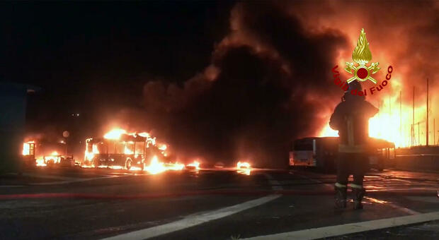 Deposito Atac, incendio nella notte a Roma: distrutti dal fuoco più di 30 autobus