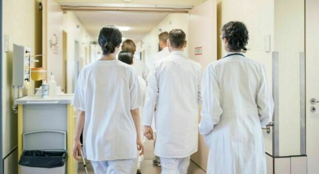 Aggressioni agli infermieri, quasi un caso ogni 2 giorni in Umbria: «Impariamo a difenderci»