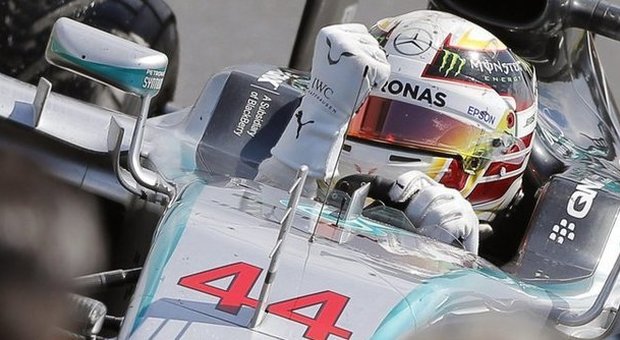 Lewis Hamilton brinda dalla coppa