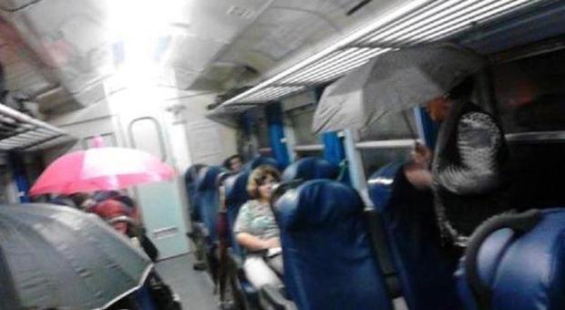 I pendolari con l'ombrello aperto in treno