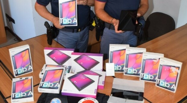 Recuperati 14 tablet rubati in una scuola, due persone denunciate