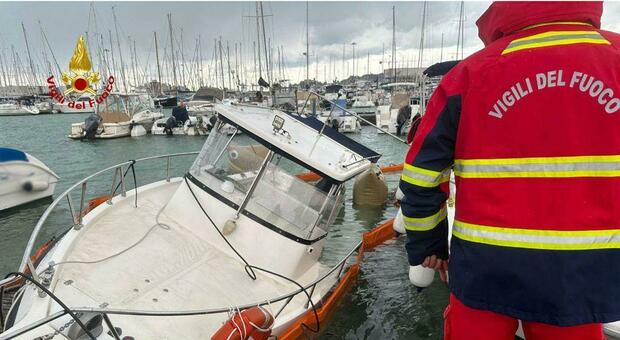 Ancona, la barca si adagia su un fianco e rischia di affondare: salvataggio dei sommozzatori nel porto turistico