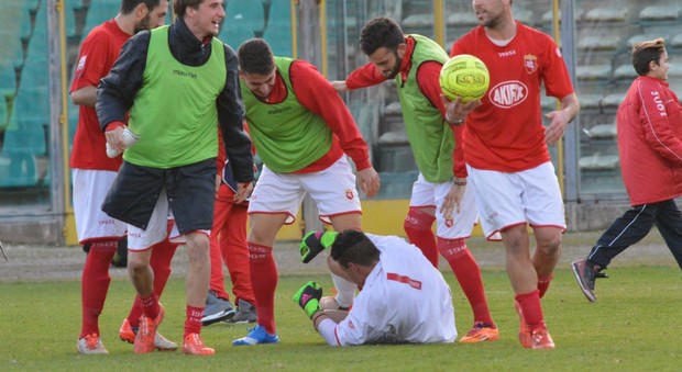 I giocatori dell'Ancona dopo il rigore parato da Lori durante Ancona-Pisa