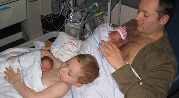 I gemellini sono prematuri: il fratellino maggiore aiuta il papà e intenerisce il web