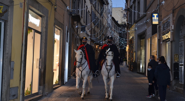 I carabinieri a cavallo in centro a Viterbo
