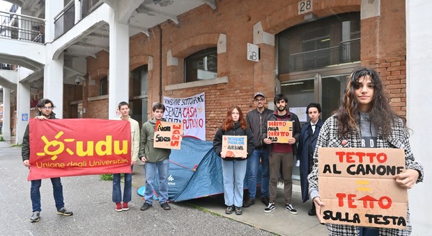 La protesta degli studenti universitari accampati contro il caro affitti