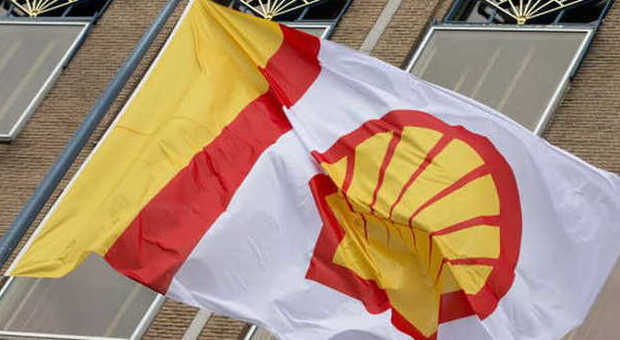 La bandiera della Shell sventola in alto