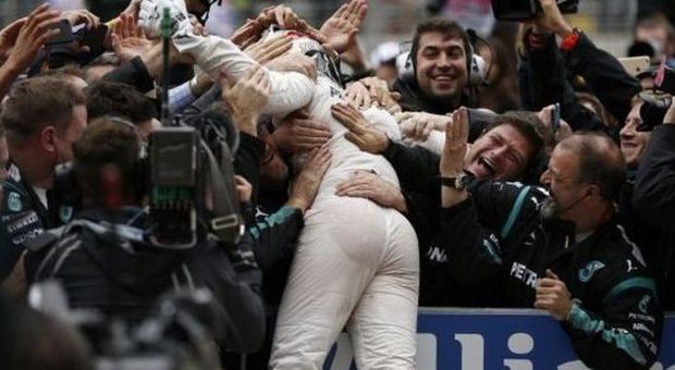 F1, Lewis Hamilton è campione del mondo: ha conquistato il suo secondo titolo consecutivo