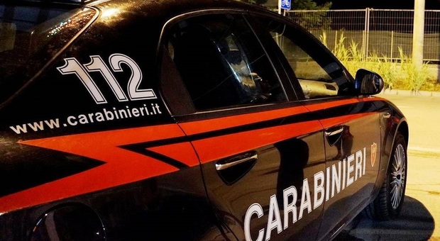 Picchia la moglie e si scaglia contro i carabinieri: 31enne in manette