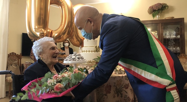 Vallo, i 100 anni di nonna Rosa al tempo del Covid
