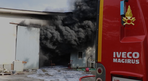 Incendio in deposito: bruciati tre camper e una roulotte: scoppiano bombole di gpl durante i soccorsi