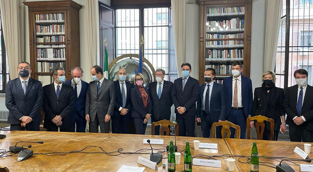 La firma davanti al notaio a Roma per la nuova società Milano-Cortina 2026