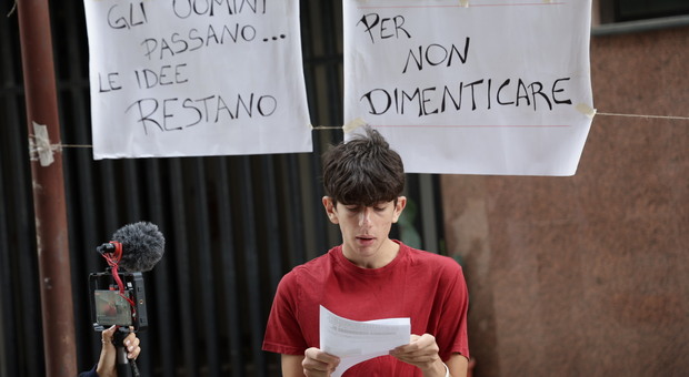 Napoli, manifestazione per Siani: «Così Giancarlo ci ha insegnato il coraggio, i valori, la legalità»