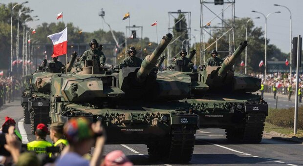 Corridoio di Suwalki, la Polonia superpotenza della Nato: tank e lanciarazzi nella più grande parata degli ultimi decenni