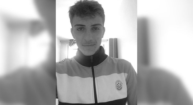 Choc in Francia, giovane calciatore del Tours muore nel sonno a 19 anni