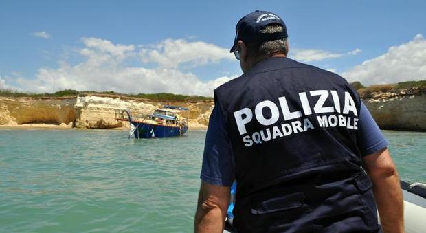 Siracusa, barca a vela si incaglia davanti Vendicari: scendono 44 migranti provenienti dalla Turchia