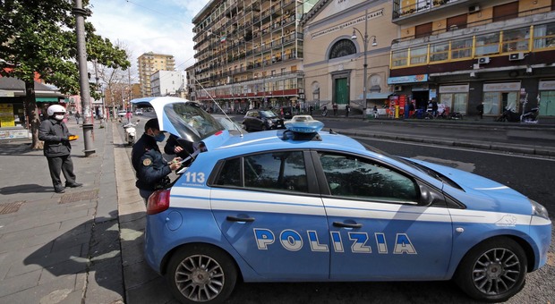 Napoli, lancia bottiglie di vetro contro un autobus in via Marina: denunciato