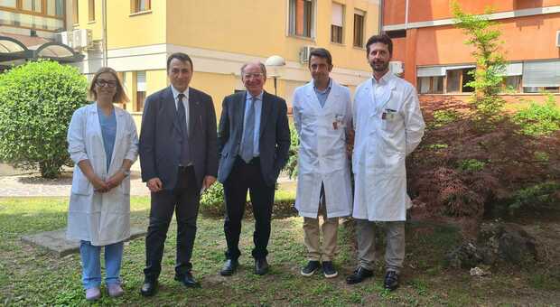 L'équipe della clinica ortopedica e, al centro, il direttore generale Giuseppe Dal Ben