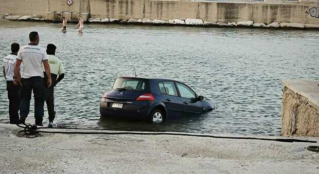 Manovra sbagliata, l'auto della Capitaneria di Porto a mollo in mare