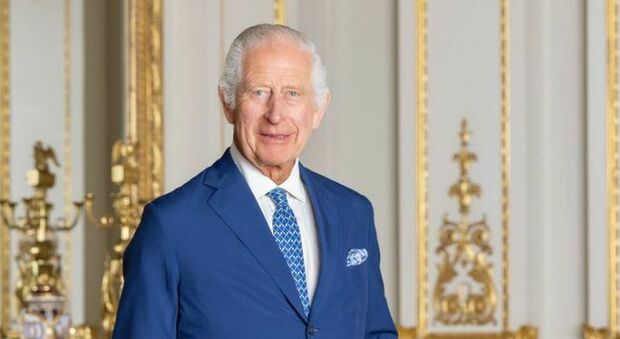 Re Carlo compie 76 anni: compleanno al lavoro, cena in famiglia (con Camilla in convalescenza) e il sogno di vedere i figli riuniti