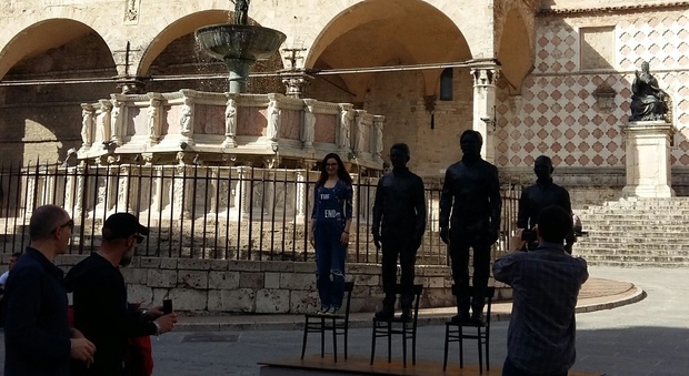 La scultura "Anything to say" in piazza IV Novembre