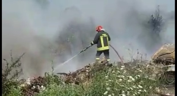 Scampia: nuovo incendio al campo rom, vigili del fuoco in azione