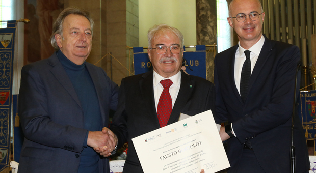 Il ministro D'Incà premia il gelatiere Fausto Bortolot, uno dei 7 super-emigranti