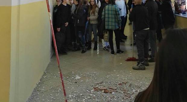 Napoli, paura al liceo G.B.Vico: crolla il soffitto nel corridoio