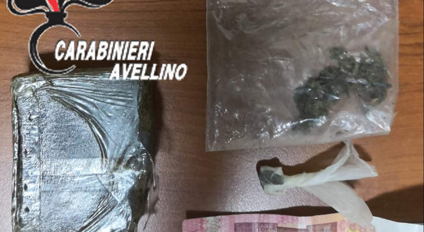 Alla vista dei carabinieri lancia la droga dal finestrino, pusher scoperto e arrestato