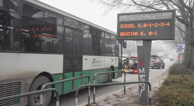 Inquinamento a Padova, da domani vietato transito alle auto diesel Euro4 e l'uso di stufe a legna con meno di 3 stelle