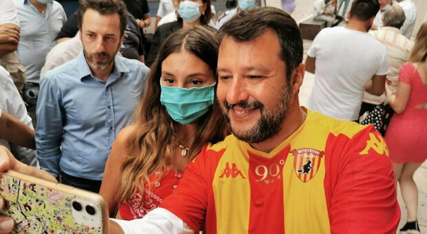 Benevento, Salvini senza mascherina: paga la multa annunciata da Mastella