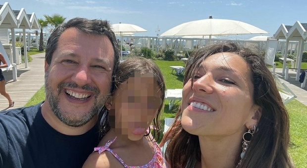 Salvini, relax con compagna e figlia in spiaggia a Ostia: «Ma quale Ibiza o Costa Azzurra...»