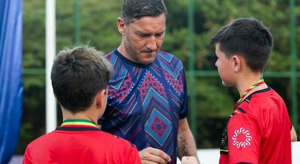 Francesco Totti mister d’eccezione, allena gli aspiranti calciatori: per l'ex capitano non solo relax alle Maldive