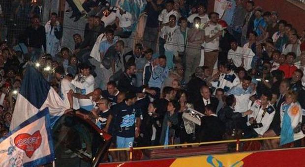 I giocatori del Napoli sul pullman scoperto festa in strada sino all'alba /GUARDA