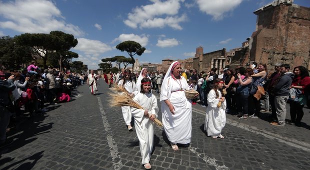 Natale di Roma, rievocazione storica per i 2.770 anni della Capitale, il sindaco Raggi alla sfilata con il figlio