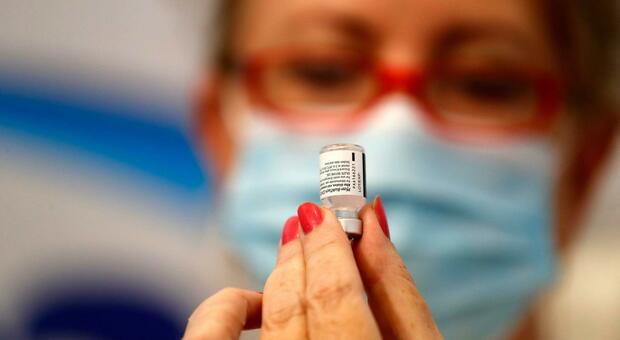 Finte vaccinazioni anti Covid dell'infermiera: altri 30 casi nel mirino