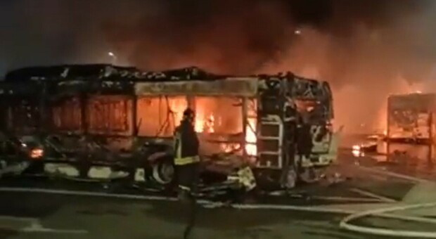 Deposito Atac, incendio nella notte a Roma: distrutti dal fuoco più di 30 autobus