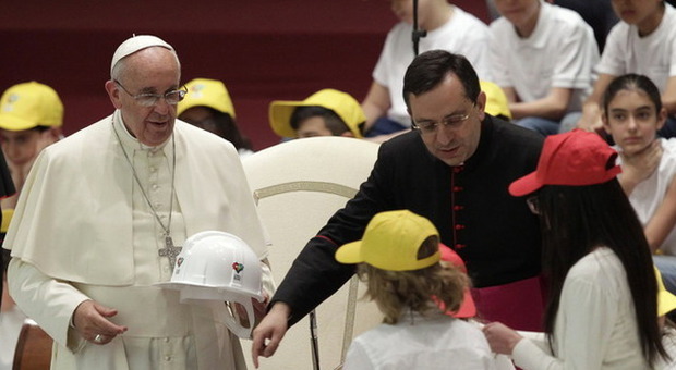 Papa Francesco: «Troppe fabbriche di guerra, servono fabbriche di pace»