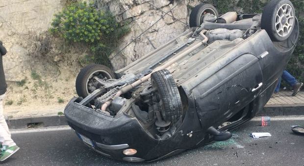 Pauroso incidente sulla Sorrentina: auto si ribalta, ferito il conducente